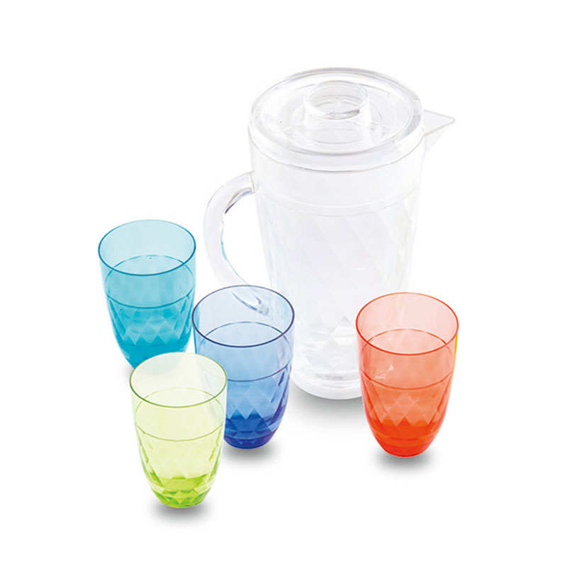 Bình có bốn chiếc cốc